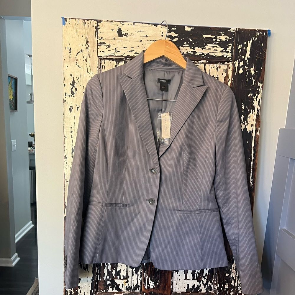 NWT women’s Ann Taylor Pinstriped Size 6 Blazer.